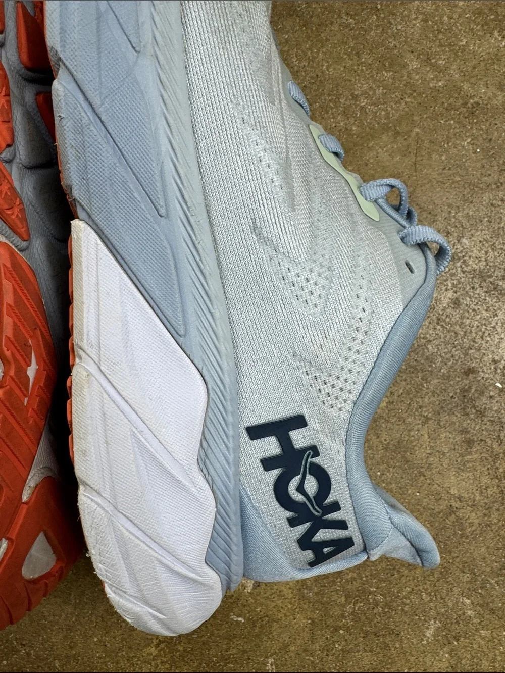 Hoka Arahi 6  Light Blue Lace-Up Running Shoes with Subtle Coral Accent Size: 9